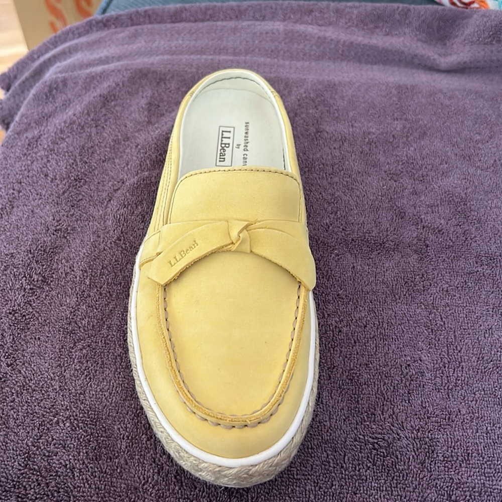 New in box LL Bean 8 1/2 unworn yellow slip on leather mules